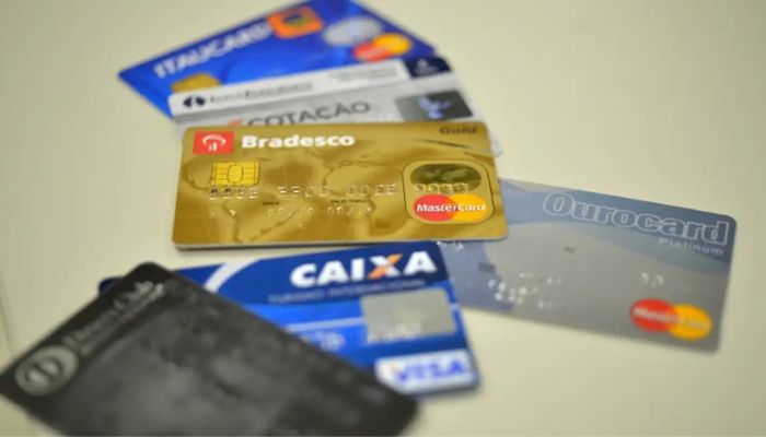  Juros do cartão de crédito rotativo avançam e chegam a 445% ao ano 